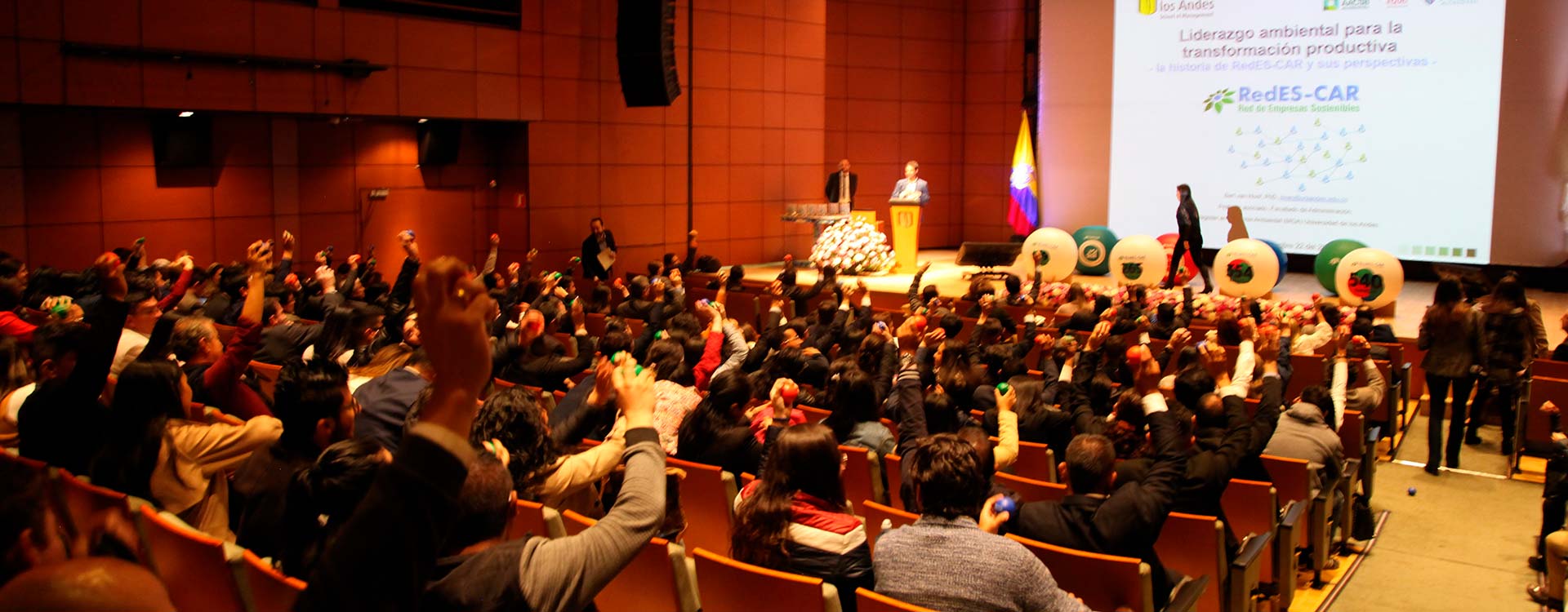 Imagen contiene: grupo de asistentes de 540 empresas reconocidas al interior de un auditorio